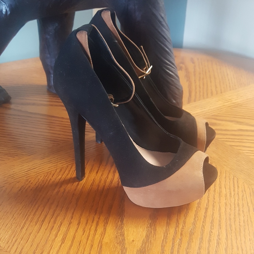 Halston "Reanna" pumps 8.5